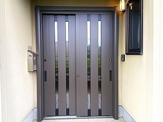 取り替えリフォーム後の玄関引戸サッシ