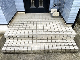 貼り替えリフォーム前の玄関ポーチの床