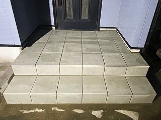 貼り替えリフォーム後の玄関ポーチの床