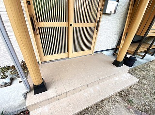 修復リフォーム前の玄関のポーチ柱