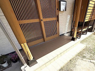 修復リフォーム後の玄関のポーチ柱