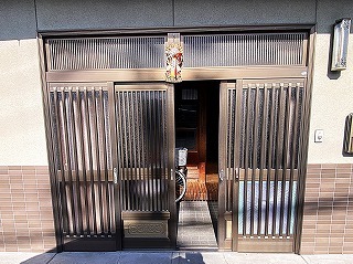 リフォーム前の玄関の引き分けサッシ