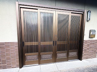 リフォーム後の4枚建ての引戸サッシ