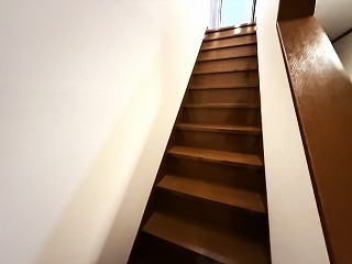 手すりの取り付けリフォーム前の階段の壁