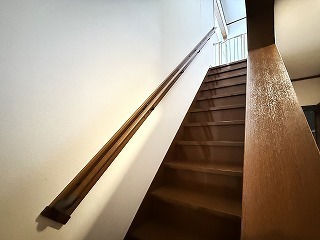 手すりの取り付けリフォーム後の階段の壁
