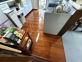 床のリフォーム後のLDKのキッチン側