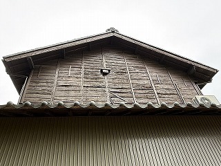 張り替えリフォーム前の板張りの外壁