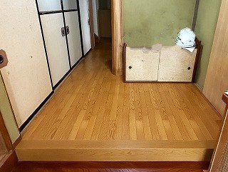 リフォーム後の玄関ホールから廊下の床