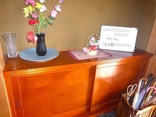 手すりの取り付けリフォーム前の玄関の下駄箱 手すりの取り付けリフォーム前の玄関の下駄箱