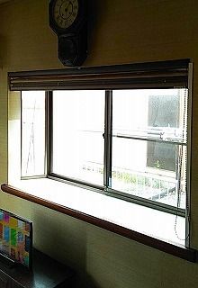 内窓の取り付け前のLDKの出窓