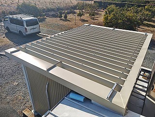 カバー工法で葺き替えたリフォーム後の物置の屋根