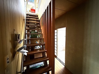 手すりの取り付けリフォーム前の階段