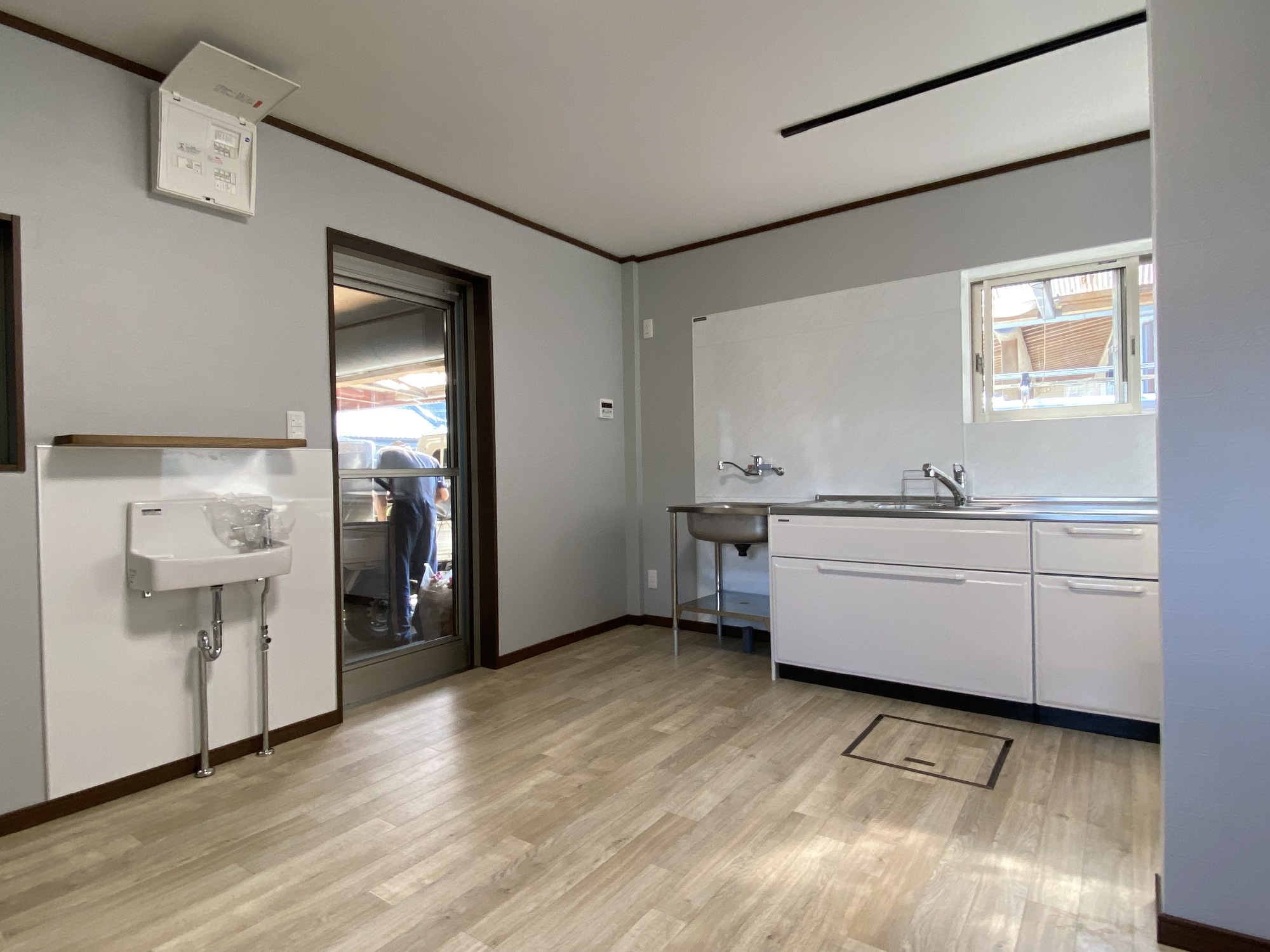 入口の手洗器もつきました。