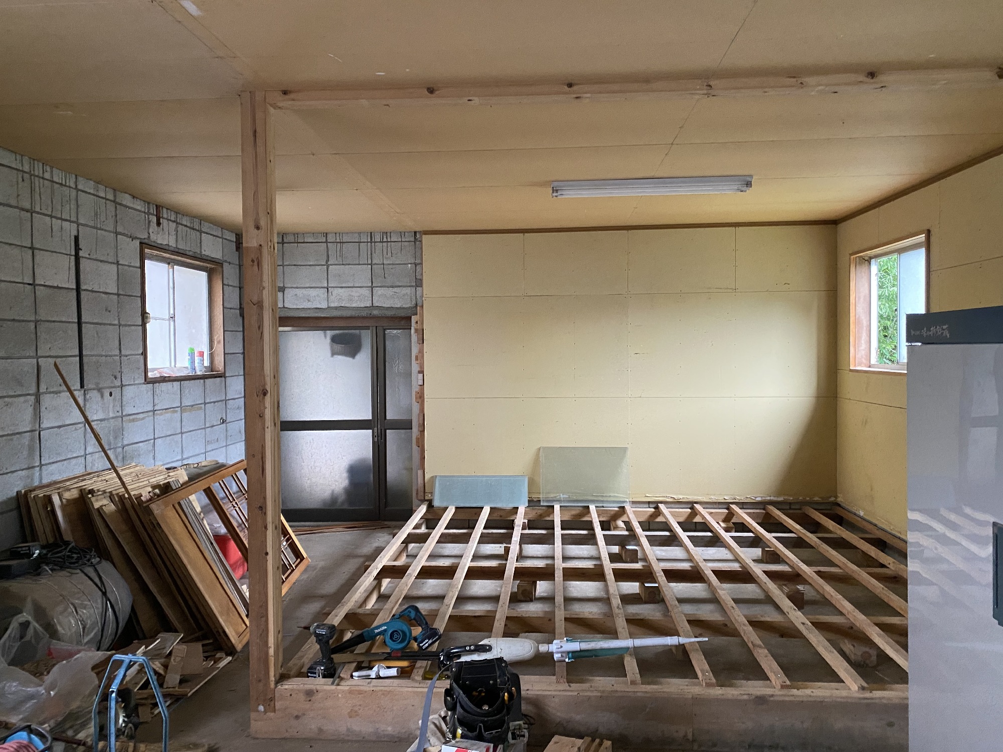 床を上げて断熱材を入れる工事を進めています。