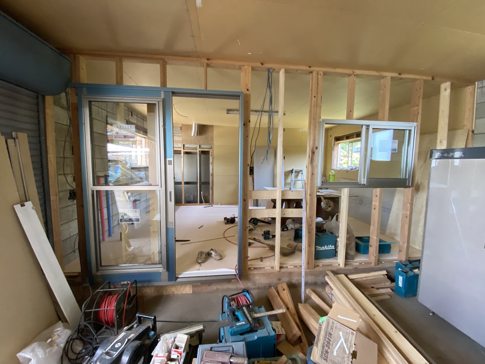 壁やサッシがついて部屋が出来ていきます。