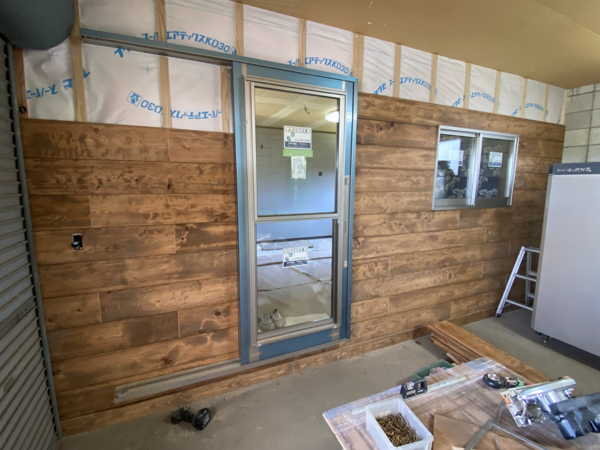 入口の外壁は横板張りにしました。