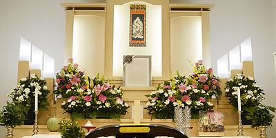 葬儀の花の種類と名札の書き方｜枕花・花輪・供花の違いを解説