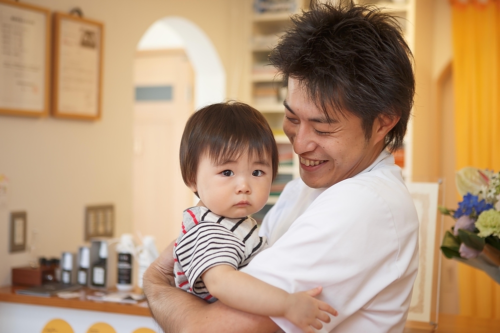 お子さんを抱く中村正登士さん