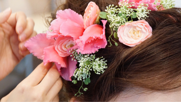 色打掛に生花の髪飾り。 珍しい、お花の髪飾り