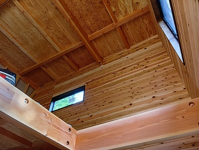 吹抜け部分杉板貼り終了