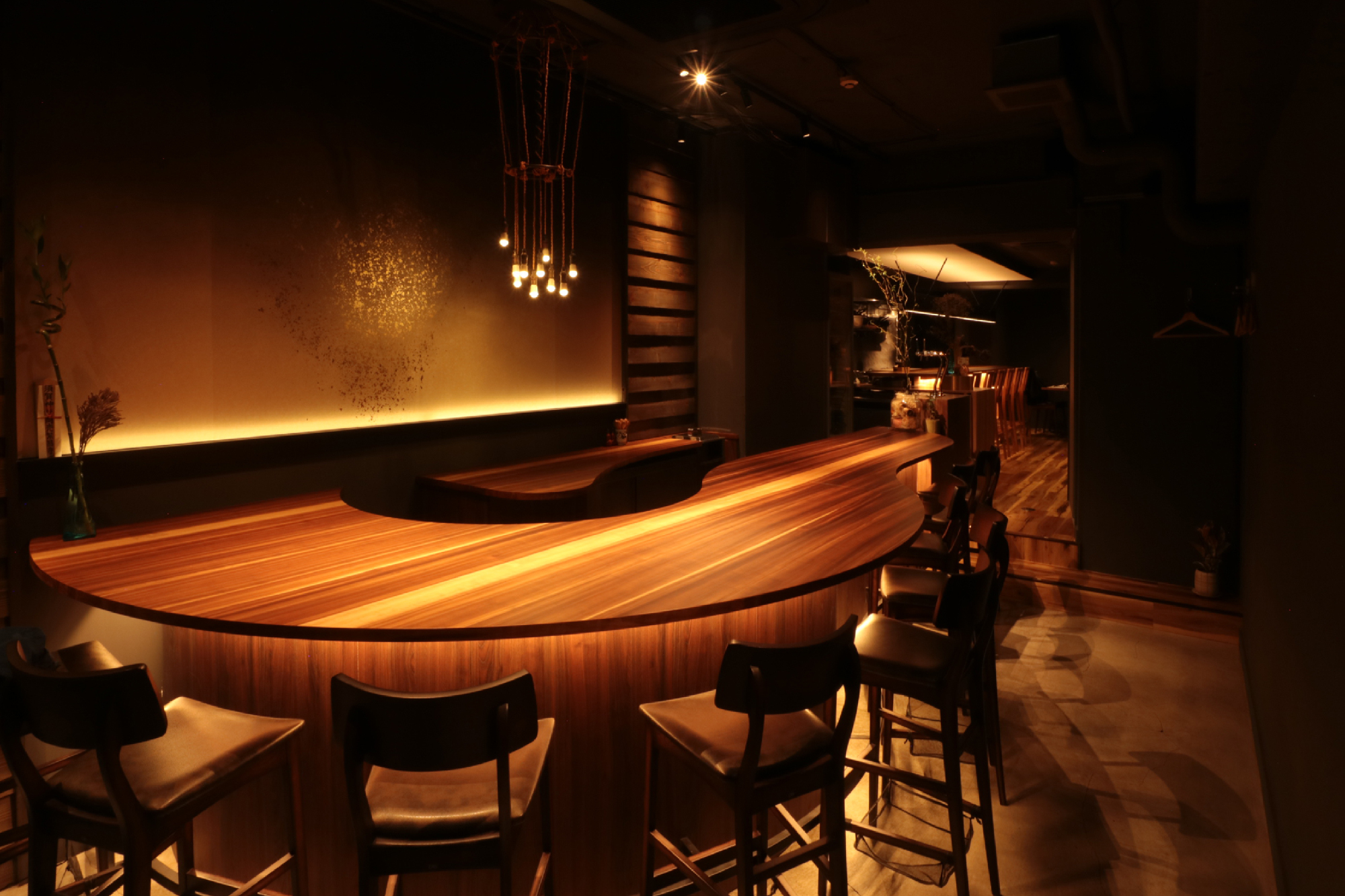 テーブル席からカウンターへ。