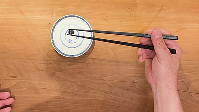 お箸の使い方、持たなければ、簡単です！