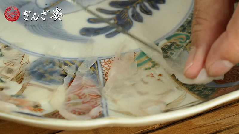 ふぐさしを盛る