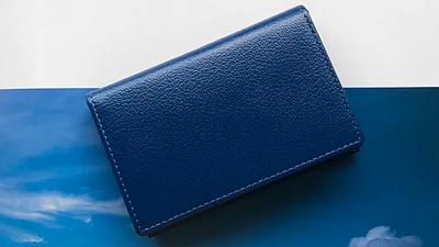 上場記念品。その美しいブルーの名刺入れに込めた想い