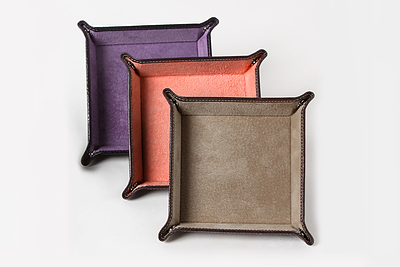 三代目社長のセンスと感性。レザートレーの周年記念品