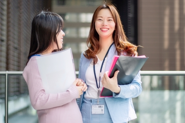 談笑する女性会社員