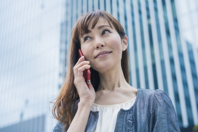 電話をする女性