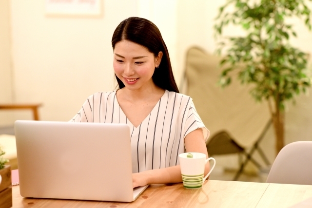 女性とパソコン