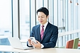 様々な状況において、文中の言葉以外にも多くの情報がやり取りされるメール・チャット等での誤解を防ぐ言語処理システムとは？
