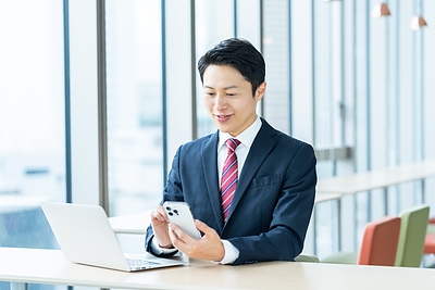 様々な状況において、文中の言葉以外にも多くの情報がやり取りされるメール・チャット等での誤解を防ぐ言語処理システムとは？