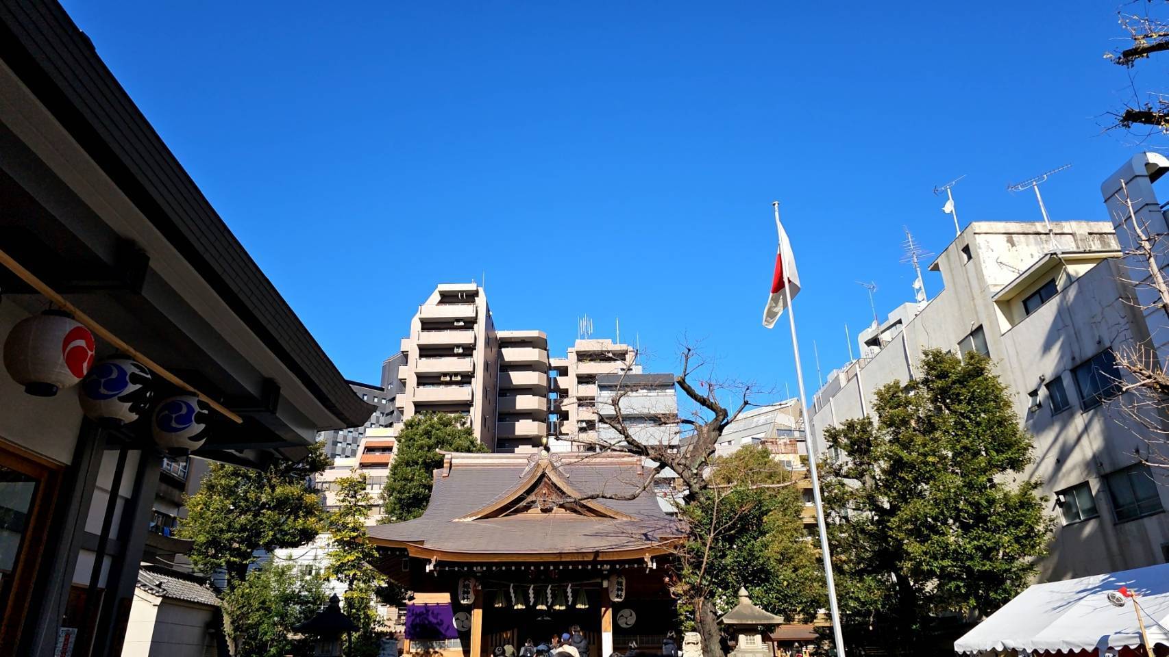 近くに天祖神社があります