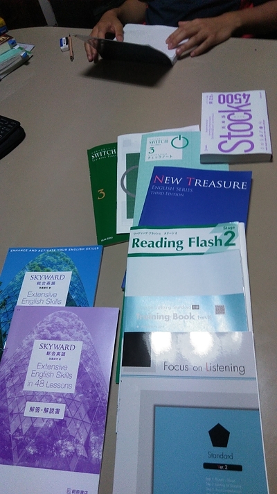 （新高1オリエン第1回）生徒の高校の教科書を見せてもらいましたよ。