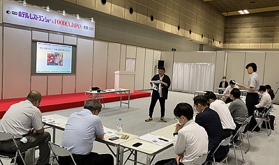 万博とSDGsについて大人の方を前に