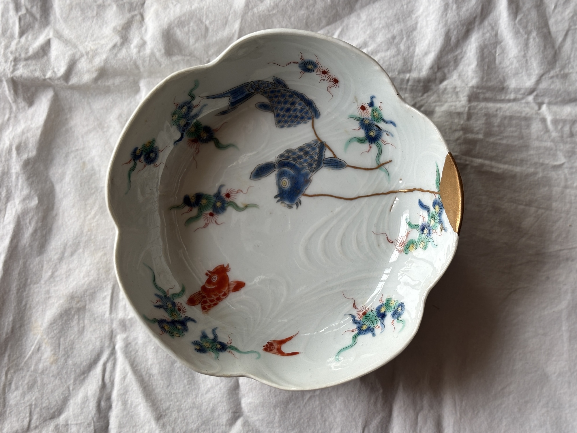 柿右衛門手伊万里焼鯉碗 金蒔き仕上げ