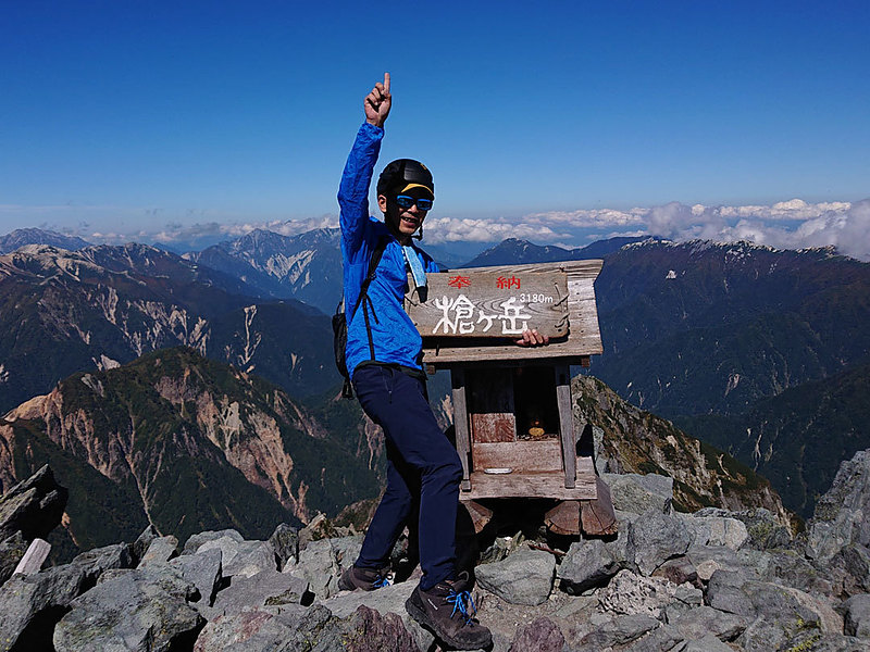 独学の限界を越えた先にある、プロだけが見ることを許される景色。3180mの槍ヶ岳山頂にて。