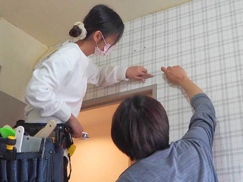 「時間を潰す講習」とは無縁の15日間。プロの壁紙職人として現場で生き抜くための、最短・限界濃度の技術伝達。