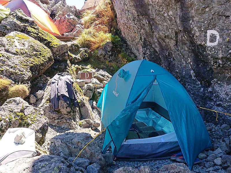 現場という名の「槍の穂先」であなたを守るのは、簡易的な知識（ポップアップテント）ではなく、本物の技術という名の「山岳テント」だ。