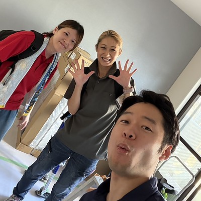 「イナバウアー！？」思わず笑顔がこぼれる現場から。未経験者が15日で天井クロスを貼れるようになる理由