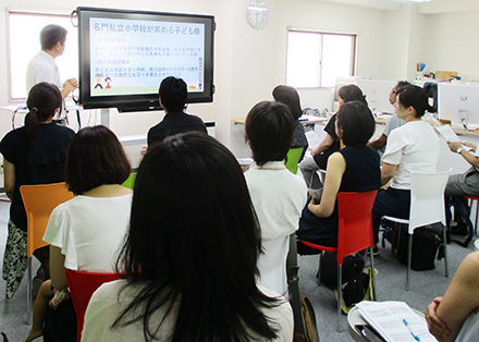 私立小学校の校長先生を招いての講演会の様子