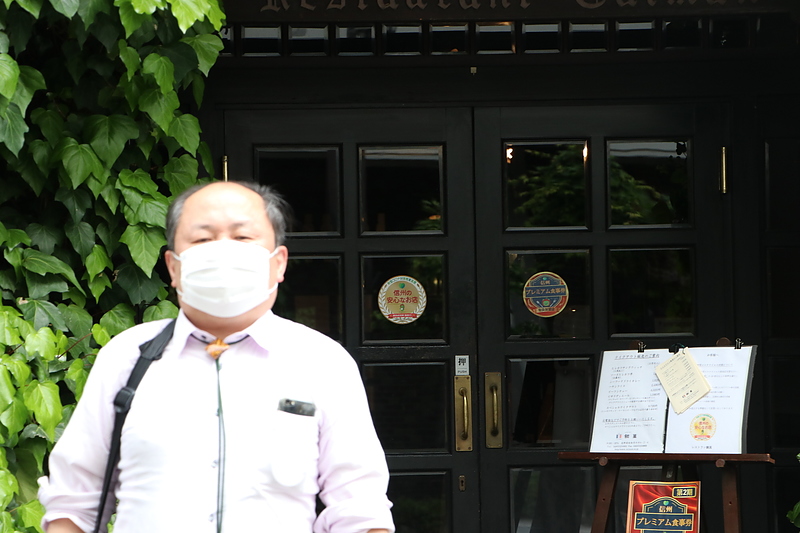 松本・鯛萬前にて