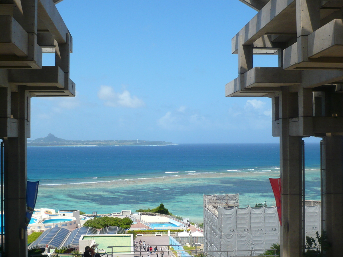 美ら海水族館より伊江島を望む