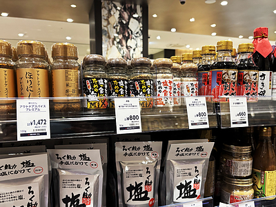 「やきとりを塩で食べるための塩」が明治屋自由が丘ストアーさんにて販売していただいております！