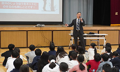 大田区立多摩川小学校にて特別授業を担当しました。