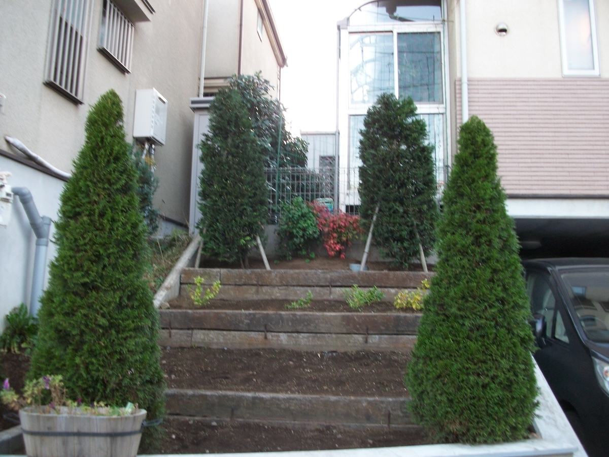 斜形地に枕木を使い土留めを兼ねて花壇に 庭師 浅野哲也 マイベストプロ東京
