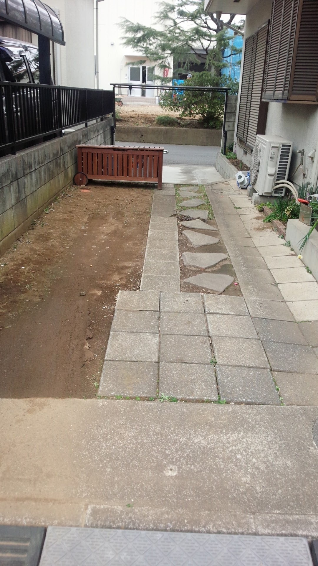 土の駐車場で雨が降るとドロドロなるので真砂土舗装を施工 庭師 浅野哲也 マイベストプロ東京