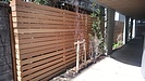 新築マンション・ウッドフェンス（セランガンバツ材）設置と樹木植栽